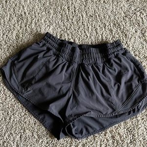 Lululemon 2.5 inch hotty hot size 4 gray shorts